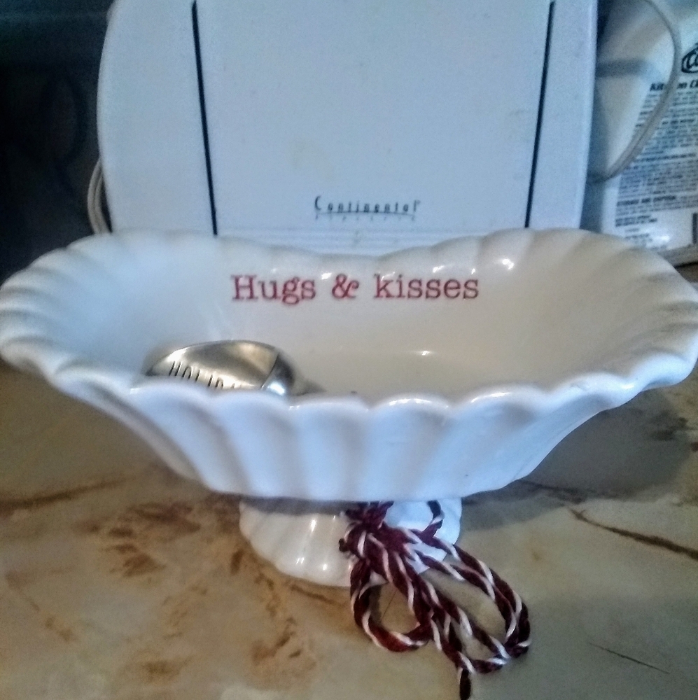 A hugs and kisses candy dish!!!